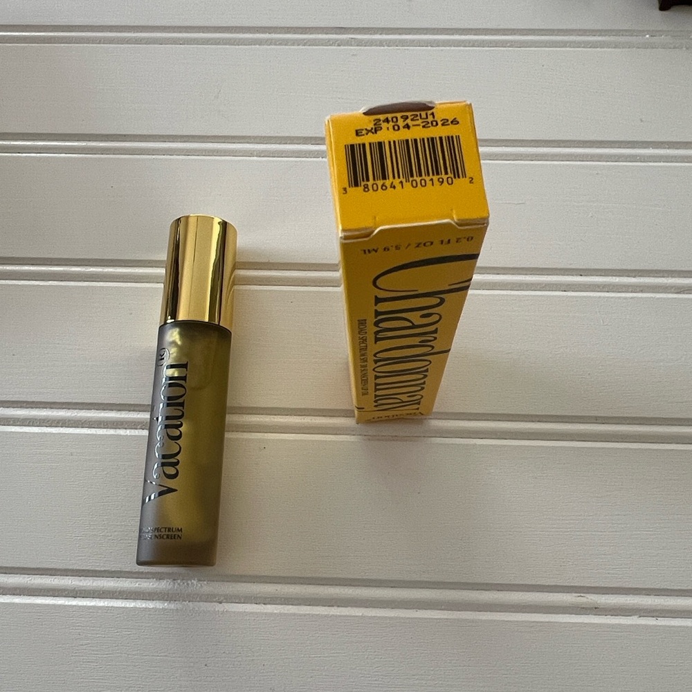 Vacation Chardonnay SPF 30 Lip Oil - Yellow Gold Packaging - Picture 5 of 5